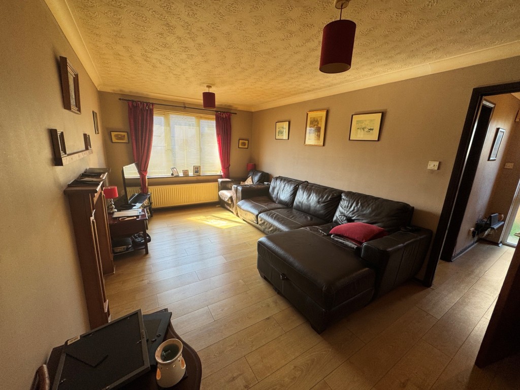 Lot: 109 - TWO-BEDROOM HOUSE FOR INVESTMENT - Living room